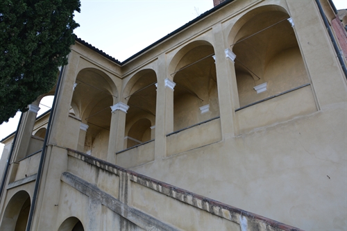 Scalinata e ingresso.